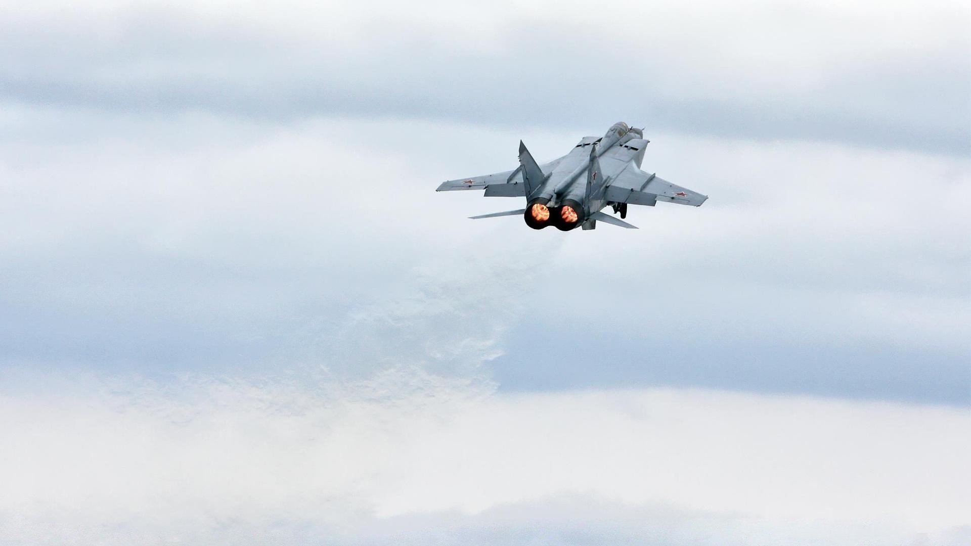 米兰体育-掘金前场篮板持续压制对手，掘金队前锋